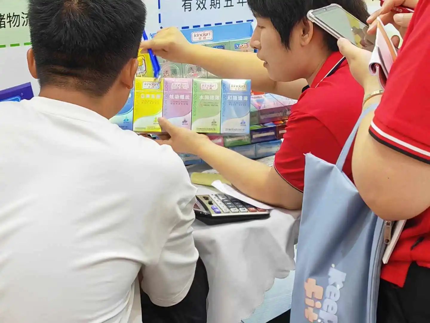 【展會(huì)回顧】上海百貨會(huì)最獨(dú)特的產(chǎn)品，避孕套成百貨商超新的利潤(rùn)增長(zhǎng)點(diǎn)！6.jpg